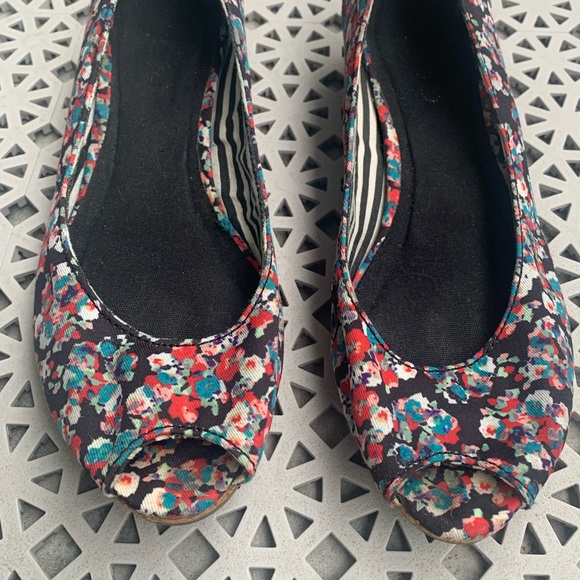 Floral open-toe wedges. - Picture 3 of 3